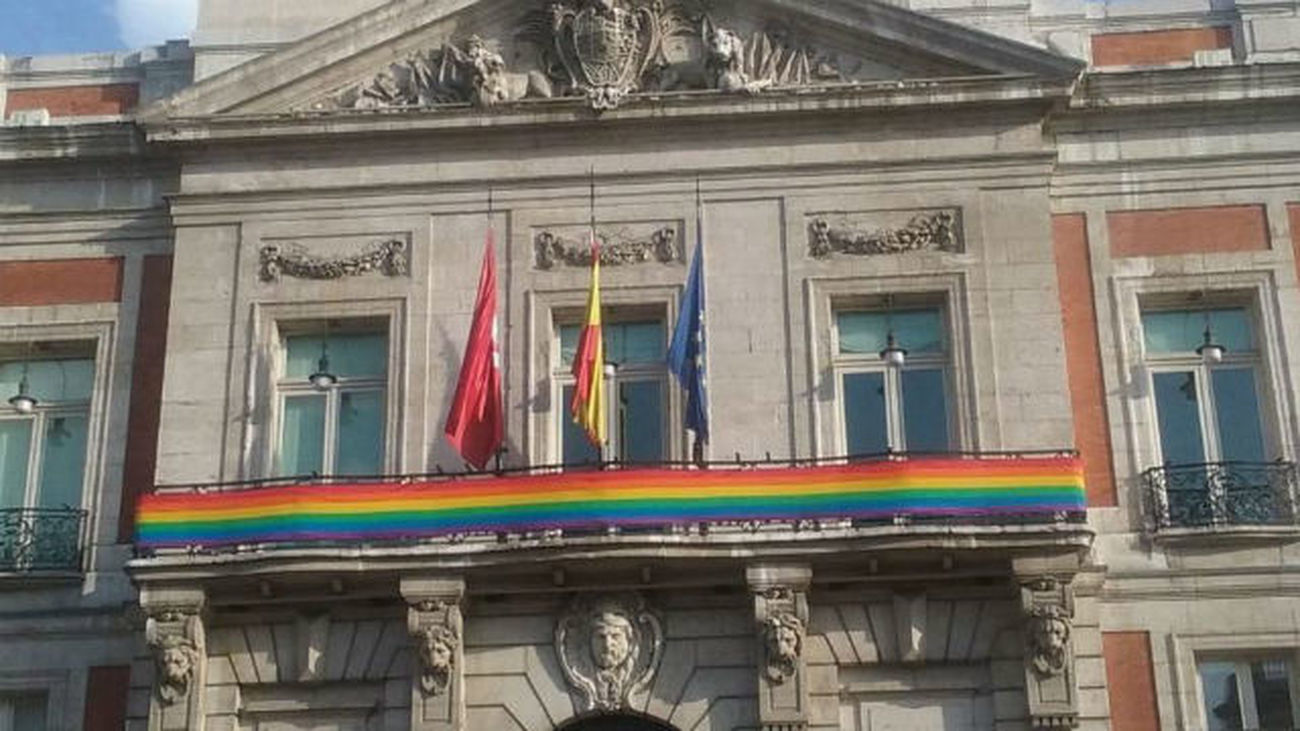Bandera arco iris en la Real Casa de Correos