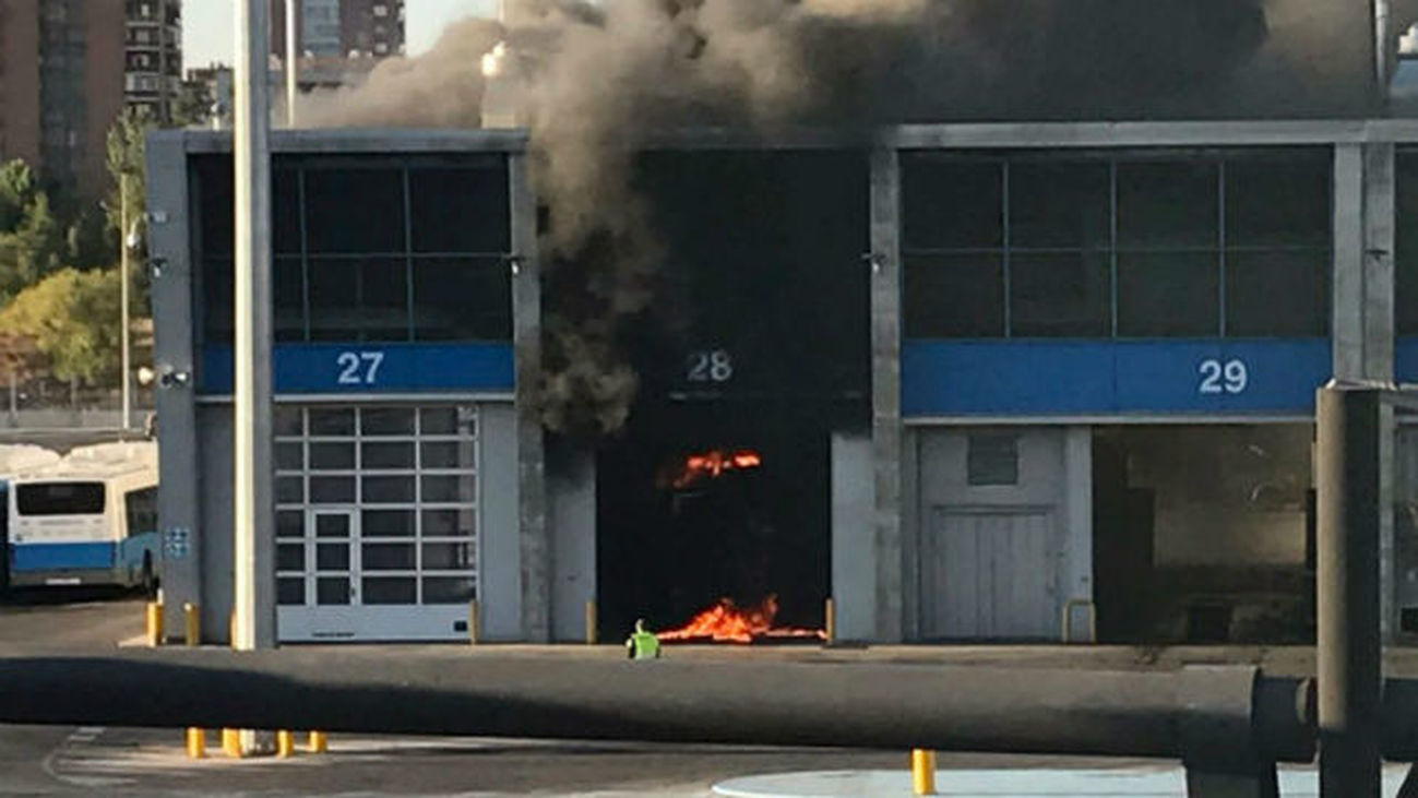 Arde un autobús de la EMT en las cocheras de Sanchinarro