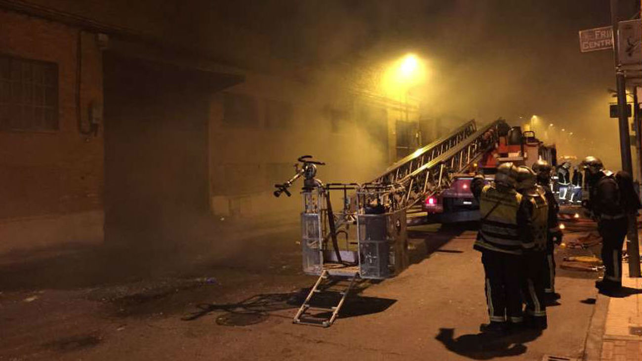 Arden dos naves en un polígono industrial de Humanes