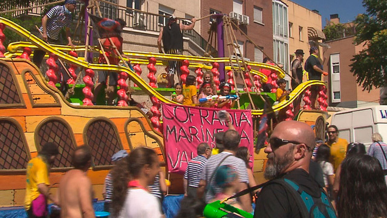 La covid-19 deja a los vallecanos sin su Batalla Naval aunque se seguirán mojando, pero desde los balcones
