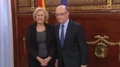 Carmena lleva a los tribunales a Montoro por el 'no' al Plan Económico Financiero