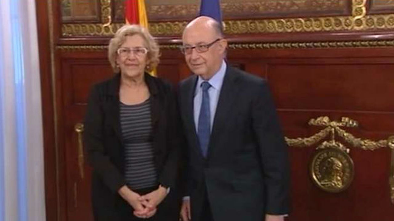 Carmena lleva a los tribunales a Montoro por el 'no' al Plan Económico Financiero