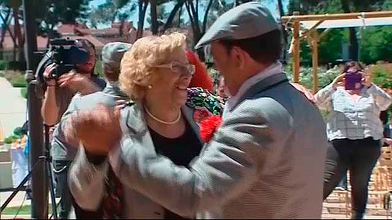 Carmena se atreve con el chotis en la presentación de San Isidro