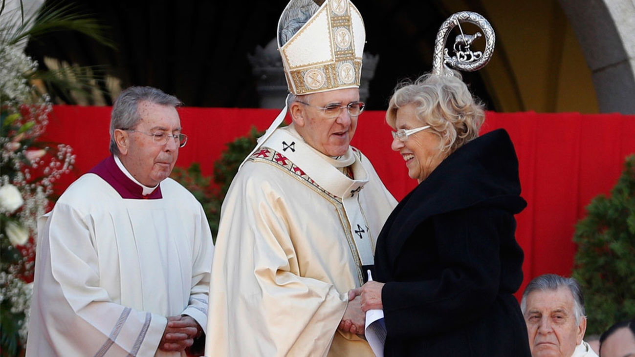 Carmena se compromete ante la Almudena a atender a refugiados y garantizar asistencia sanitaria a sin papeles