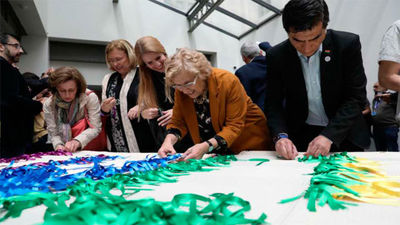 Carmena quiere que los madrileños tejan la bandera gay que lucirá en las fiestas del Orgullo