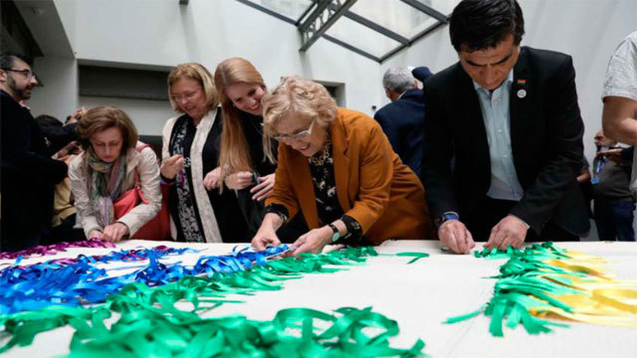 Carmena quiere que los madrileños tejan la bandera gay que lucirá en las fiestas del Orgullo