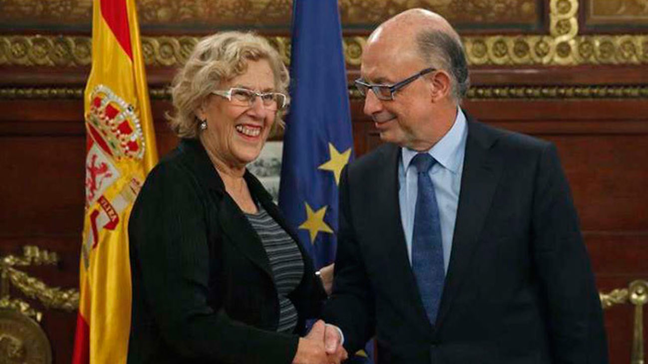 Carmena recurrirá judicialmente las exigencias de Montoro de retener 238 millones