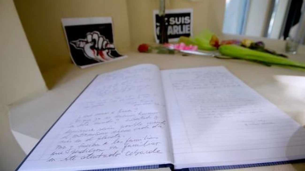 Centenares de madrileños firman en el libro de condolencias en la embajada francesa en Madrid