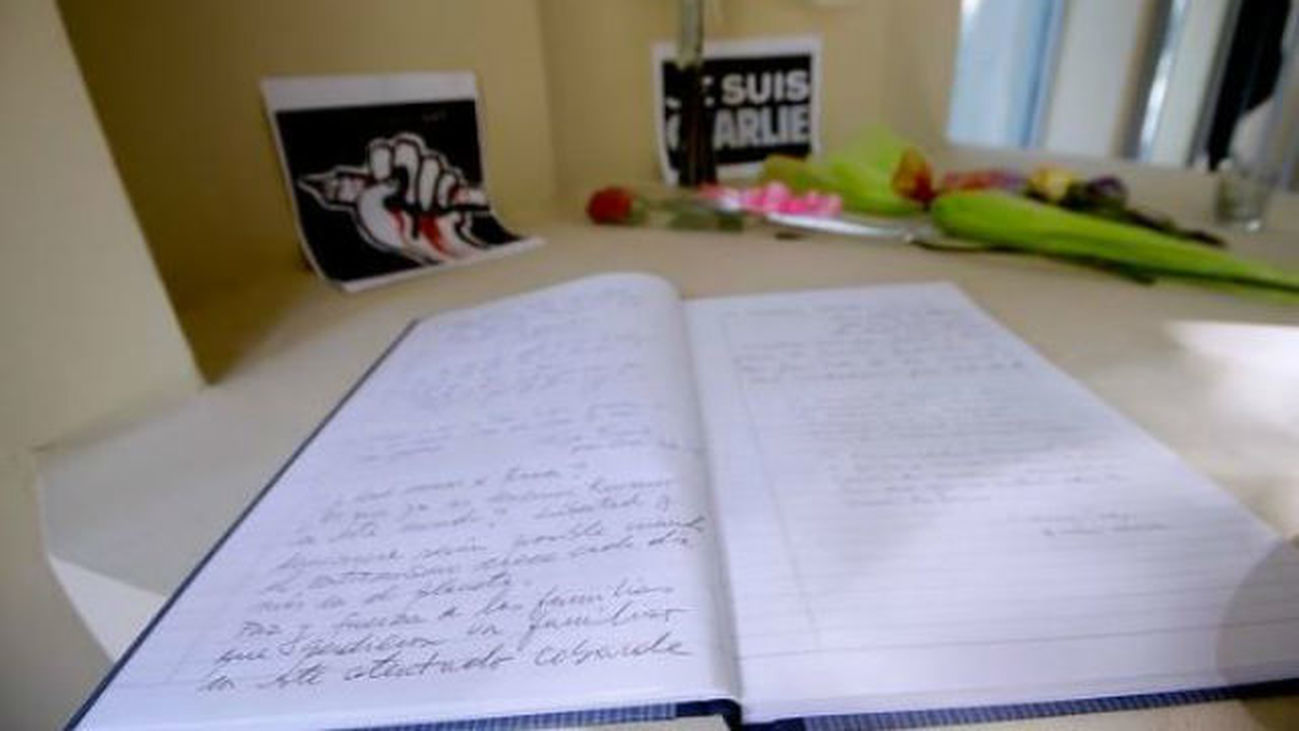 Centenares de madrileños firman en el libro de condolencias en la embajada francesa en Madrid