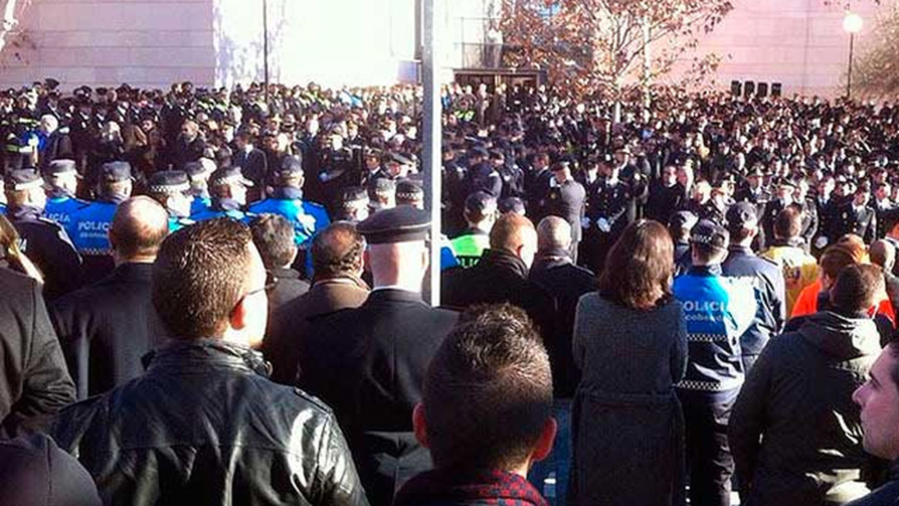 Cientos de policías recuerdan en silencio al agente arrojado a las vías del Metro