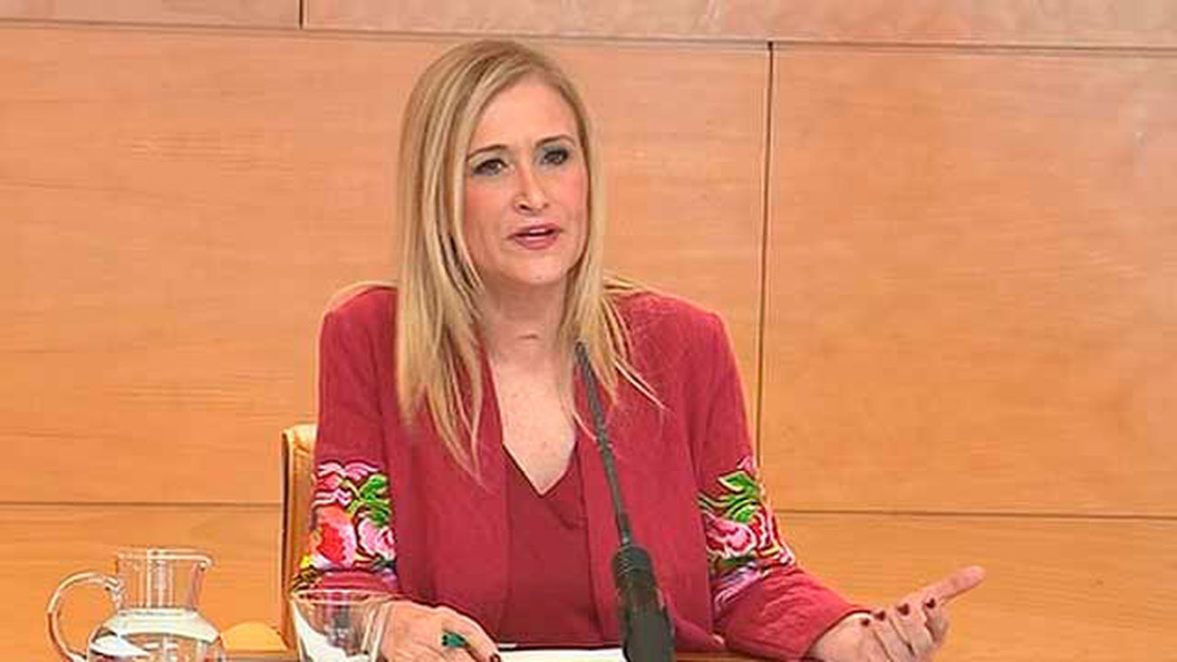Cifuentes acusa a Podemos de "escenificar simulacros de democracia" con su consulta sobre la moción de censura