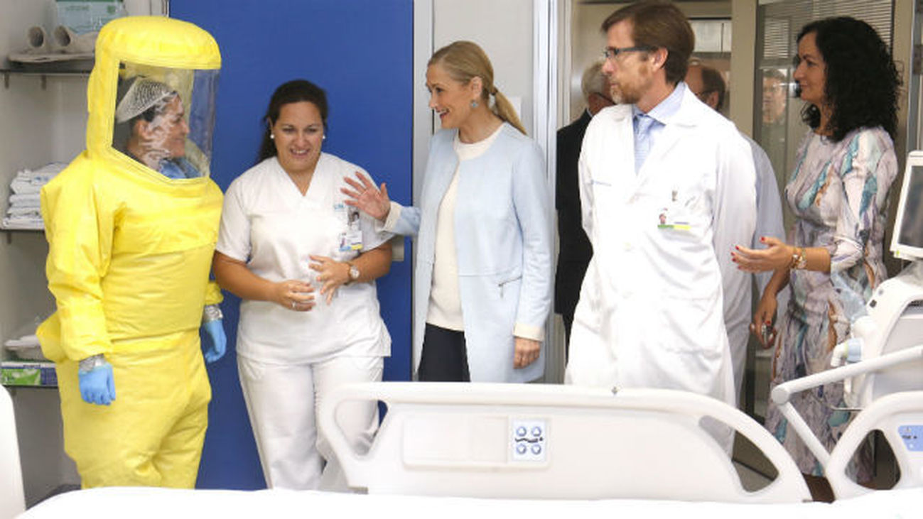 Cifuentes visita la Unidad de Aislamiento del hospital La Paz-Carlos III