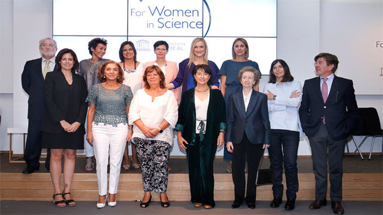 Cifuentes alienta la vocación científica e investigadora entre las mujeres