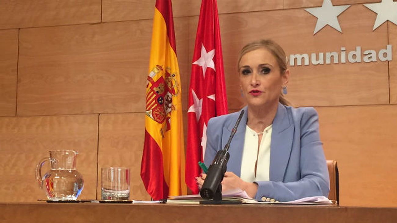 Cifuentes llama a la "cordura política" y al cumplimiento de la Constitución