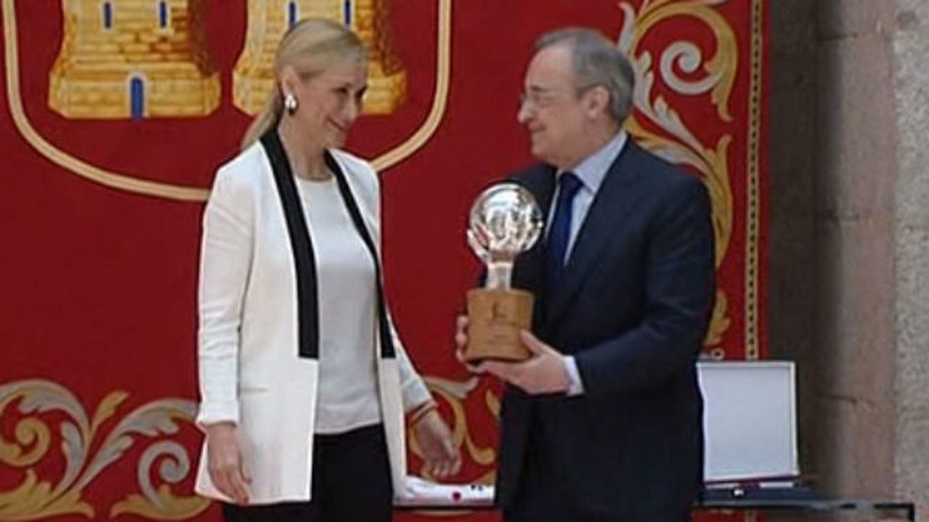 Cifuentes festeja el título 33 de Liga del Real Madrid