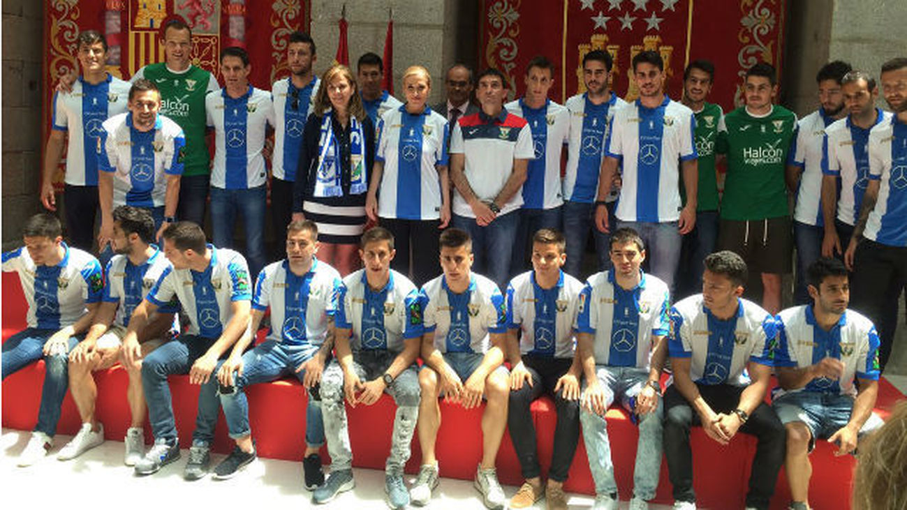 Cifuentes homenajea al Leganés por su ascenso a Primera