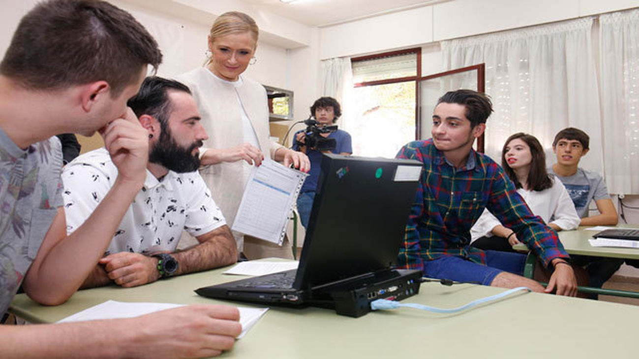 Cifuentes inaugura el primer curso de FP con enseñanza bilingüe en 5 ciclos