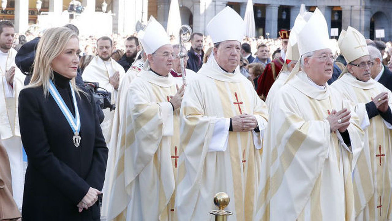 Cifuentes pide a la patrona de la capital empleo para todos los madrileños