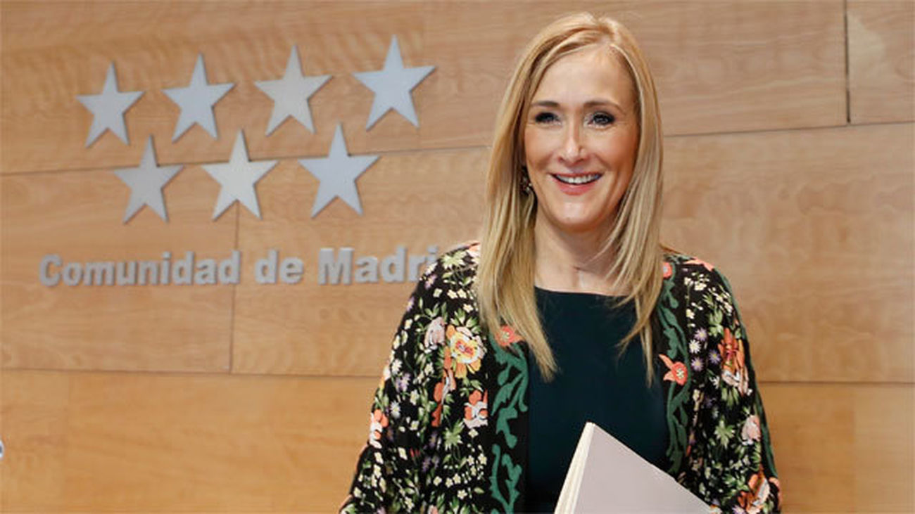 Cifuentes ve positivos los datos del paro pero no está satisfecha "del todo"
