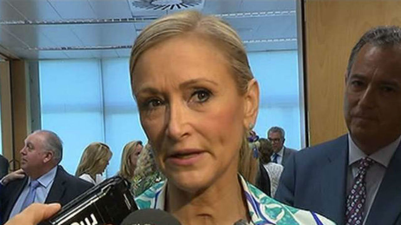 Cifuentes promete más bajadas de tasas universitarias y más becas durante la legislatura