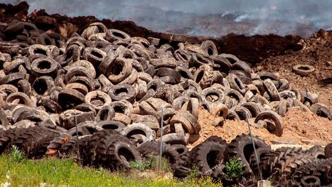 Comienzan a retirar los neumáticos en el vertedero de Seseña