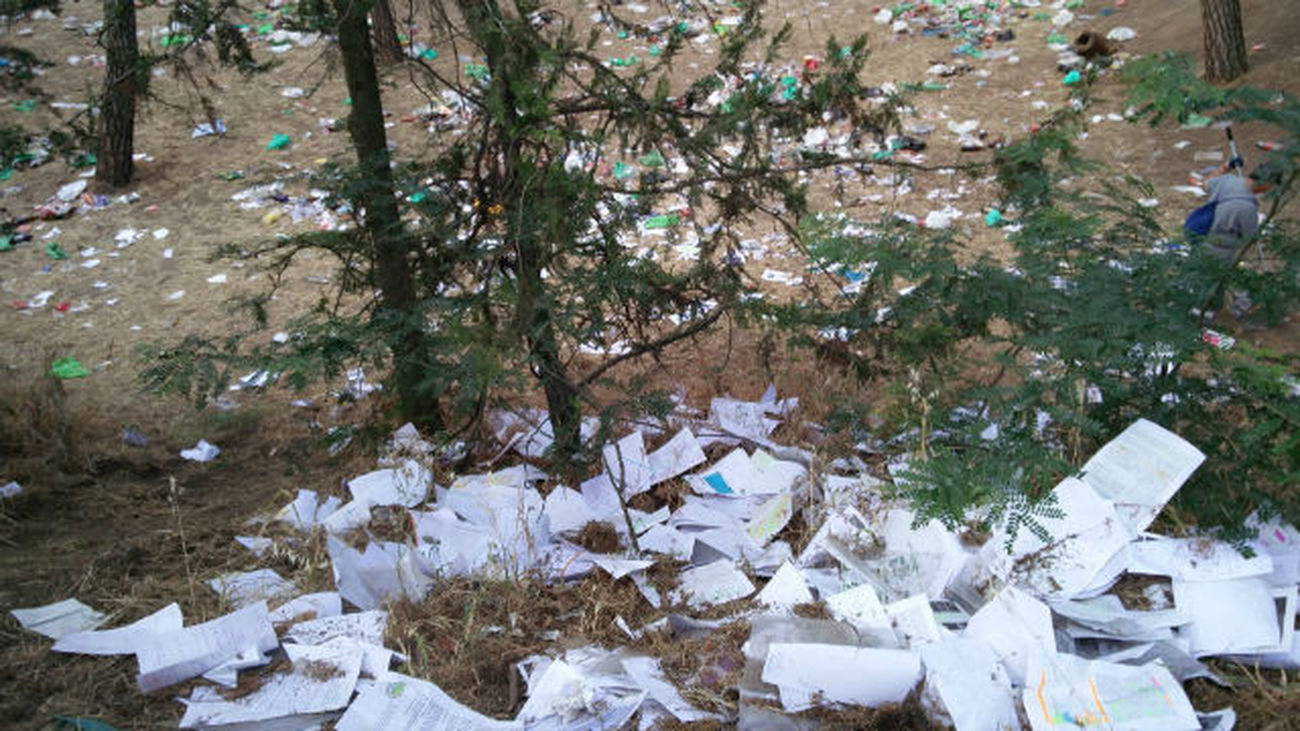 La Complutense aparece con toneladas de basura tras el botellón posterior a la selectividad