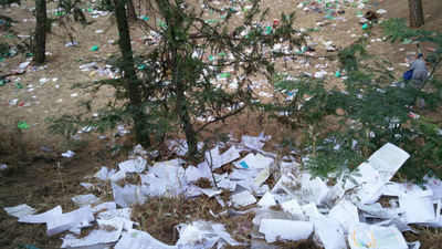 La Complutense aparece con toneladas de basura tras el botellón posterior a la selectividad