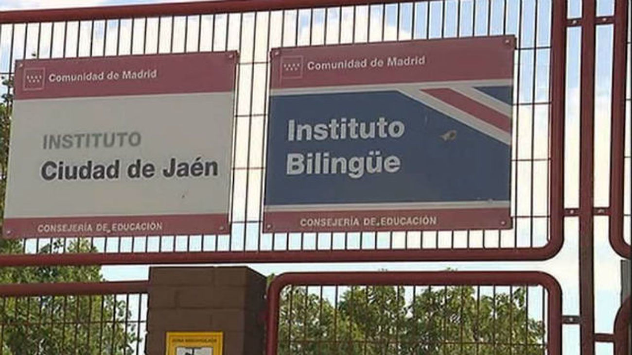 Concentración en las puertas del colegio donde se suicidó una niña