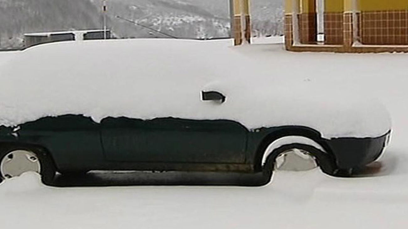 Consejos a la hora de conducir por la nieve que ha caído y por las placas de hielo
