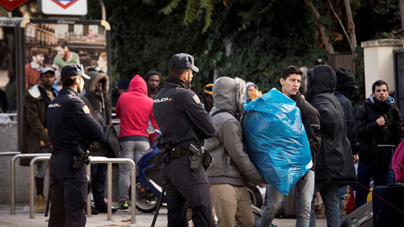 Continúa el despliegue policial en torno al Colegio San Juan Evangelista. Los okupas han pasado a recoger sus pertenencias