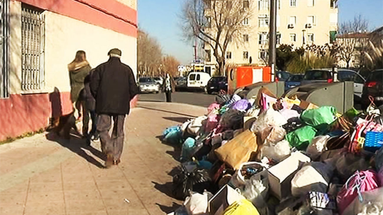 Continúa la huelga de recogida de basura en Parla tras no recibir los trabajadores el pago de sus nóminas