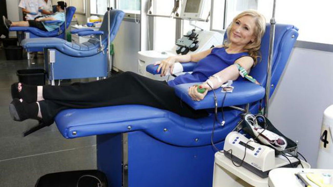 Cristina Cifuentes llama a los madrileños a donar sangre para "salvar vidas"