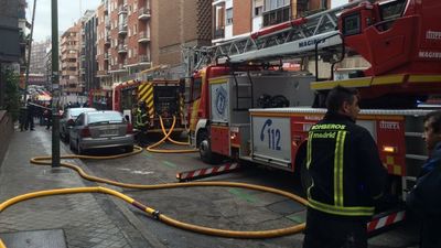 Desalojados los vecinos de un edificio de Tetuán por un incendio en un piso