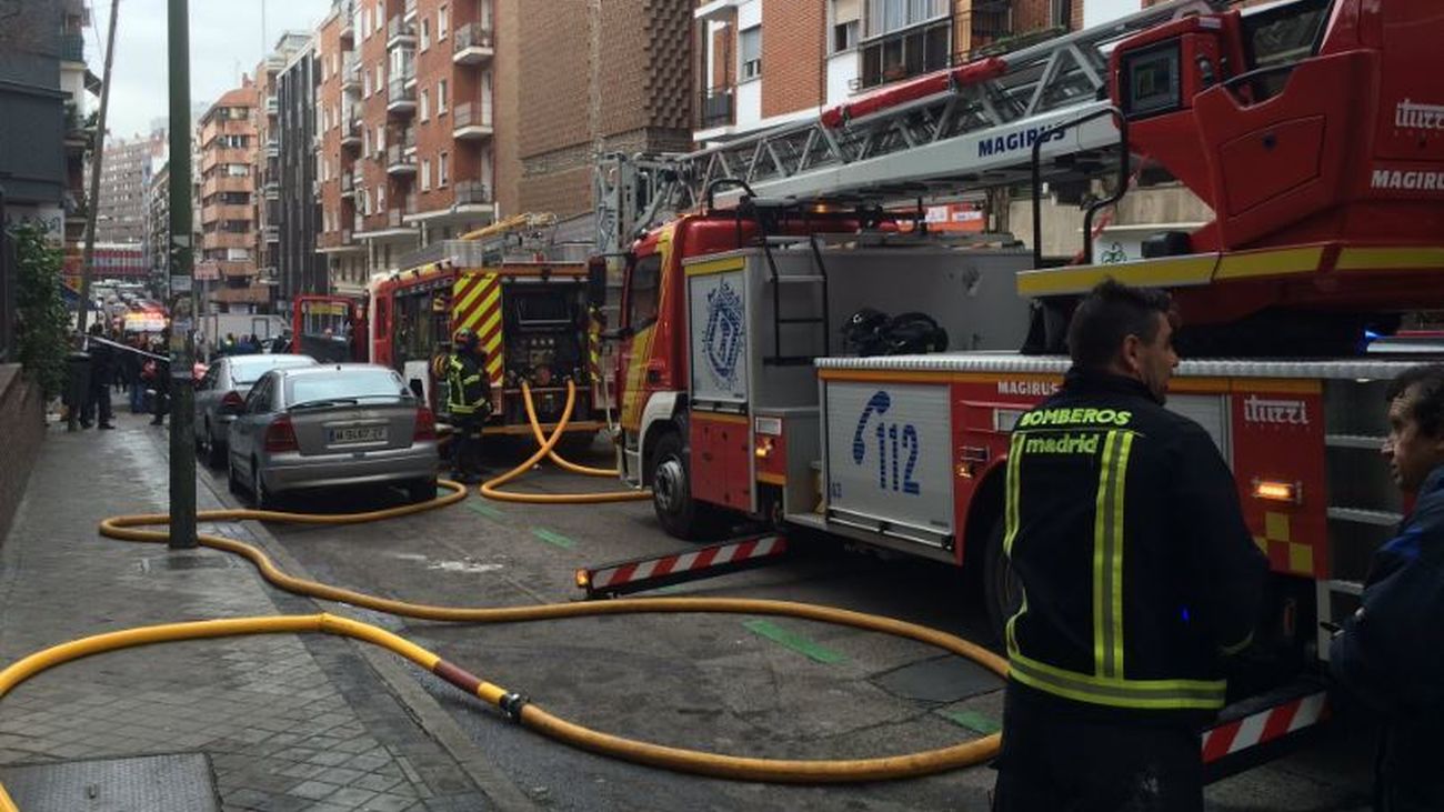 Desalojados los vecinos de un edificio de Tetuán por un incendio en un piso