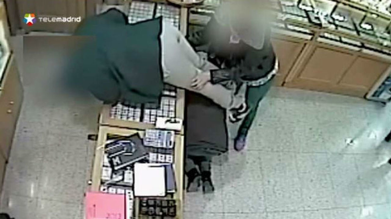 Detenidos dos presuntos ladrones que robaban con violencia e intimidación en establecimientos públicos