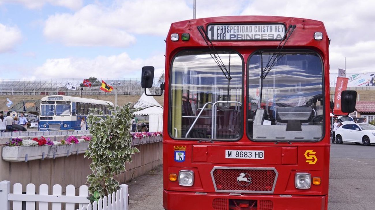 La EMT abre su museo en Madrid y saca a las calles autobuses históricos