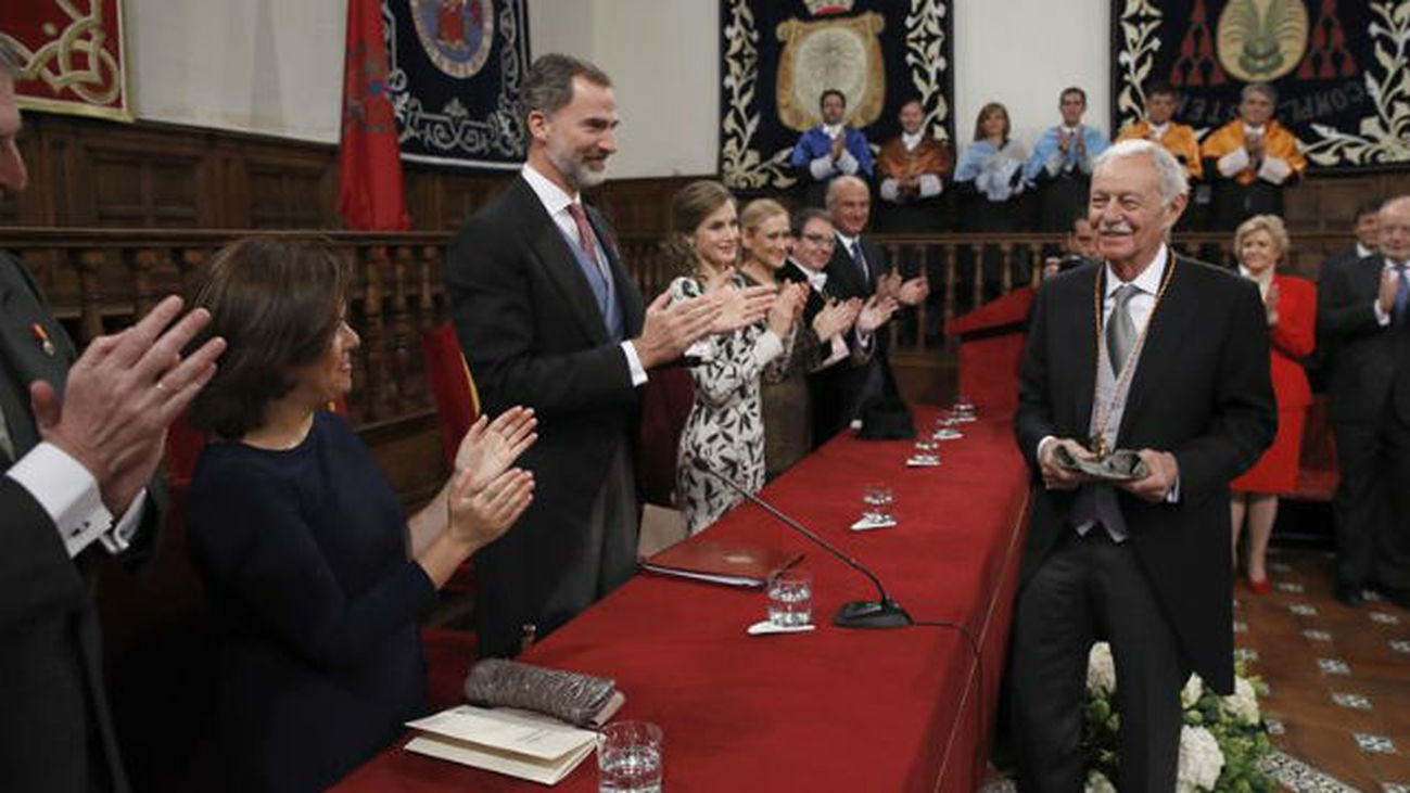 Eduardo Mendoza recibe el Premio Cervantes de manos de Felipe VI