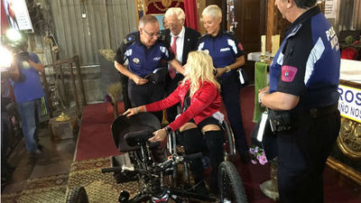 Entrevista a Gema Hassen-Bey, al sargento Pascual y al Padre Ángel tras recuperar su bicicleta paralímpica