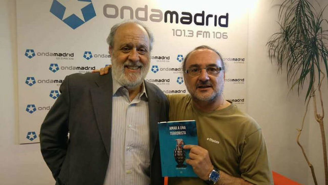 Entrevista a Julio Bernárdez, que nos presenta la novela 'Amar a una terrorista'