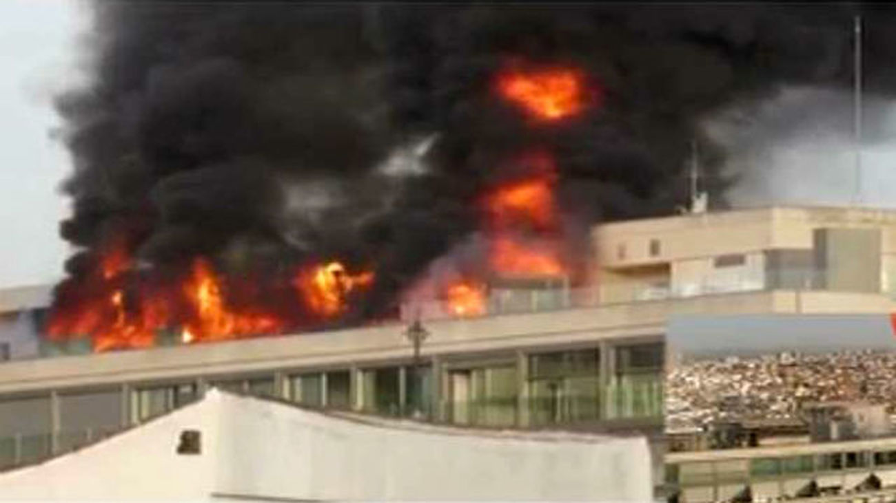 Espectacular incendio en la cubierta de un edificio en la Gran Vía