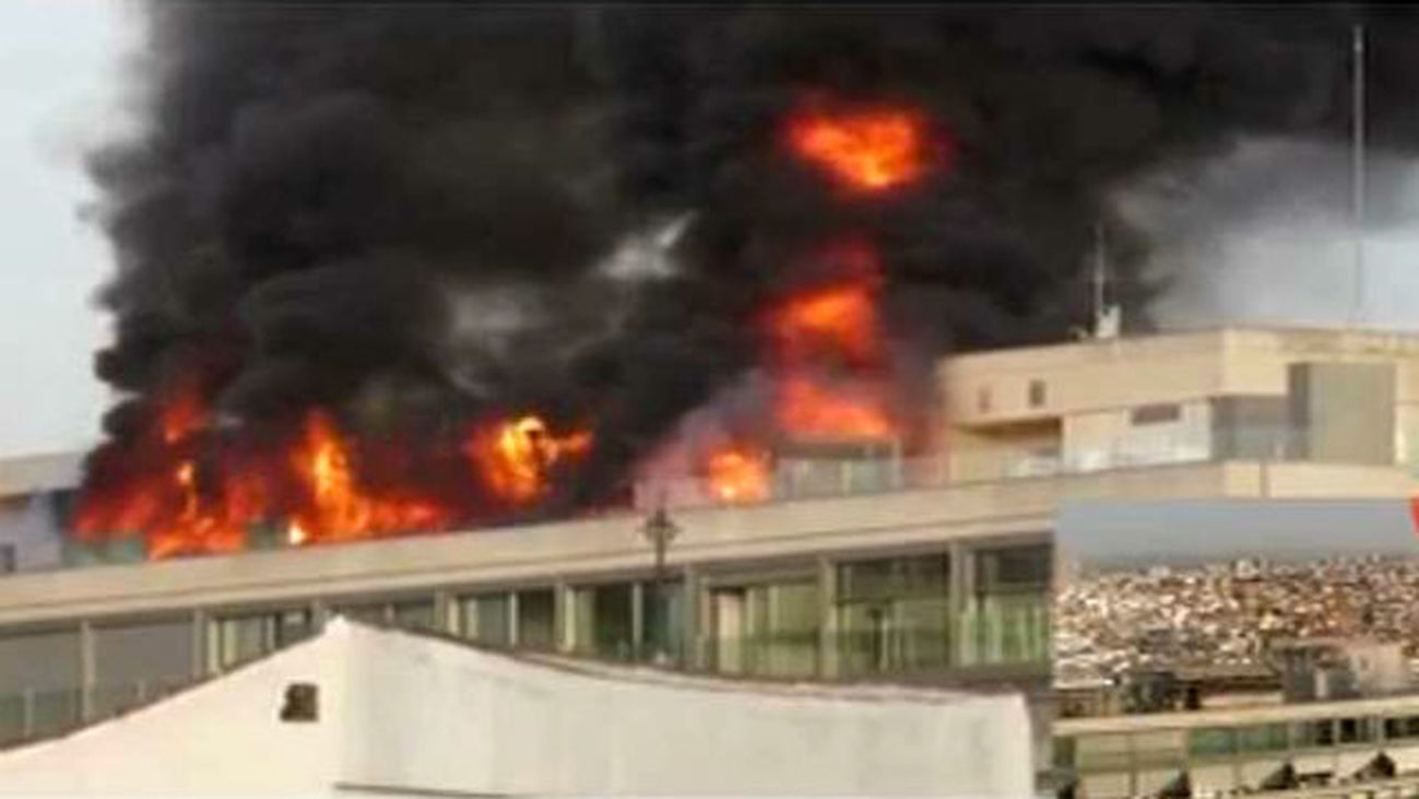 Espectacular incendio en la cubierta de un edificio en la Gran Vía