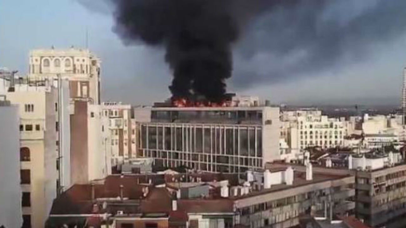 Espectacular incendio en la cubierta de un edificio en la Gran Vía