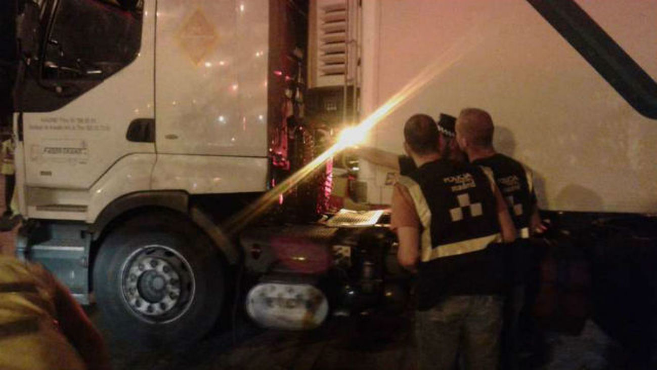 Fallece un trabajador al quedar atrapado entre el tráiler y la cabina de un camión