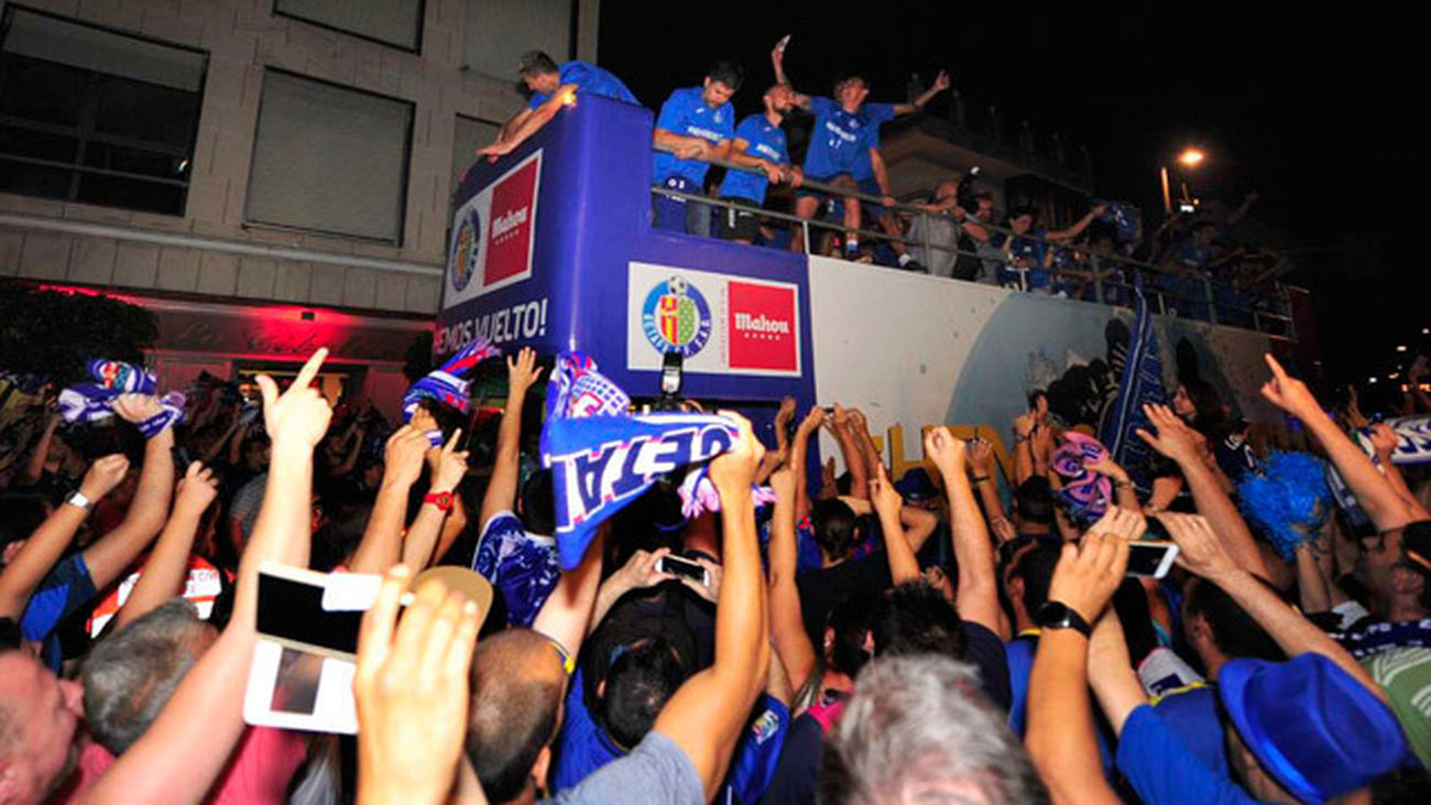 El Getafe celebra  el ascenso a Primera con una afición entregada.