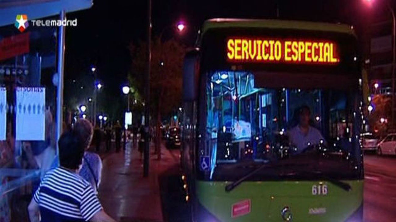 González, y el alcalde de Móstoles, Daniel Ortiz, presentan la nueva flota de autobuses para el municipio