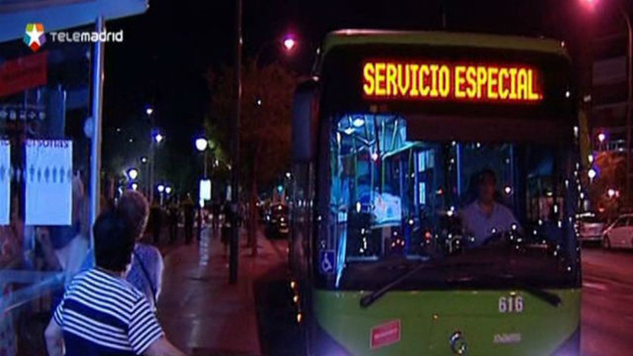 González, y el alcalde de Móstoles, Daniel Ortiz, presentan la nueva flota de autobuses para el municipio