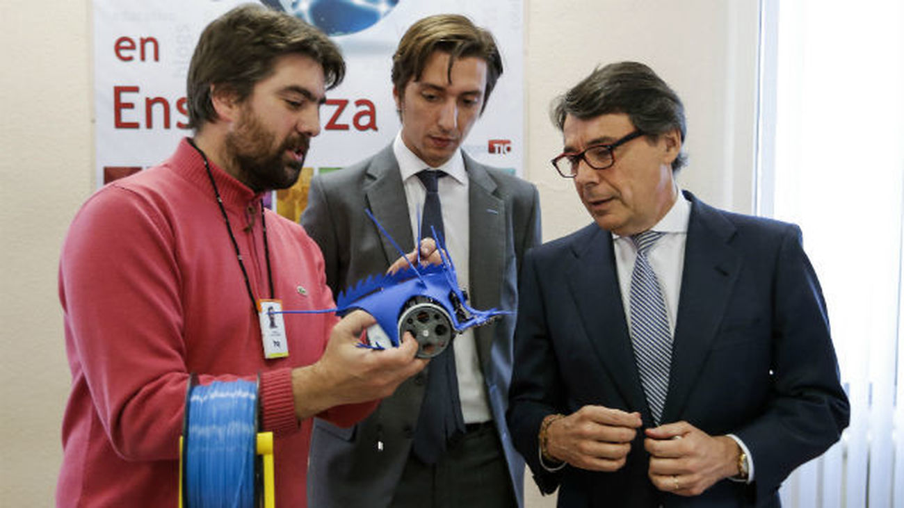 González anuncia que los institutos tendrán impresoras 3D y kits de robótica para la nueva asignatura de programación