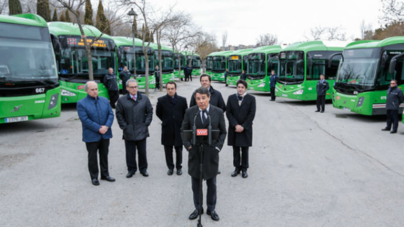 González presenta los nuevos autobuses para el Corredor de la A5 que cuentan con los máximos avances
