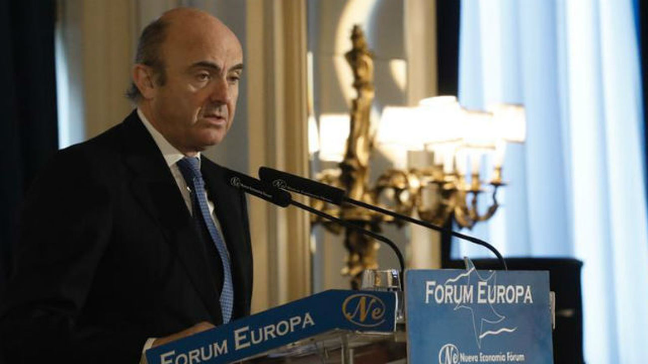 Guindos rebaja la previsión de la tasa de paro por debajo del 17%