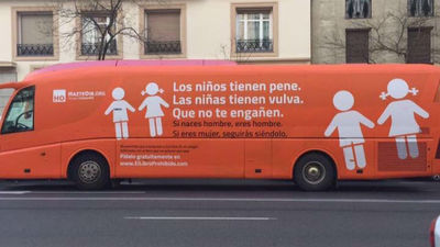 La portavoz de Hazte Oir, Teresa García, justifica el polémico autobús 'Los niños tienen pene'